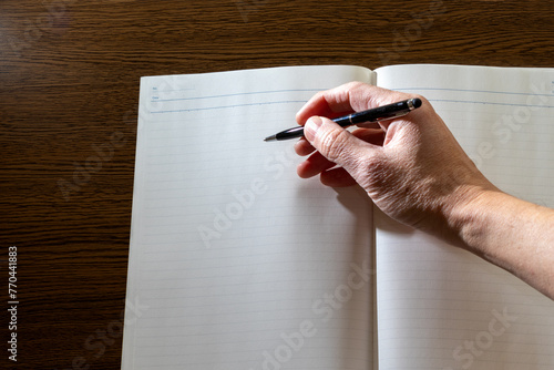 ノートにペンで何か書き込む
