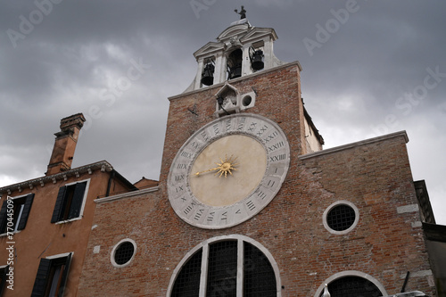 Détail de l'église San Giovanni Elemosinario de Venise avec un ciel nuageux