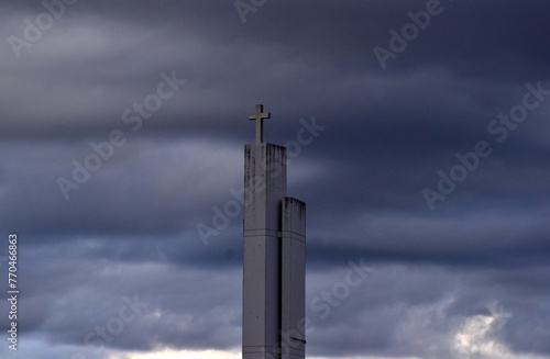 Turm der Markuskirche in Freiburg unter Wolken