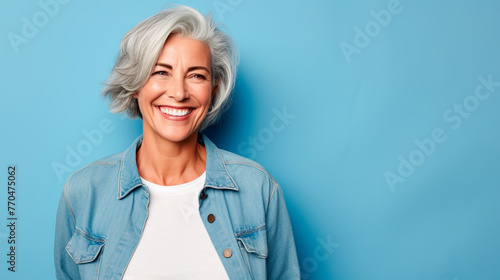  Mujer madura sonriendo con el pelo blanco y chaqueta vaquera photo