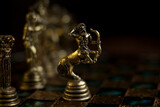 Caballo del ajedrez sobre tablero y en el fondo resto de figuras