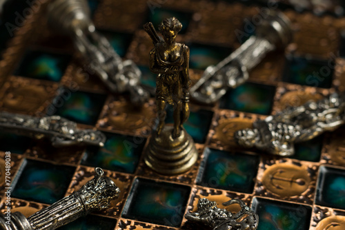 Dama de ajedrez en forma de diosa griega sobre tablero y alrededor resto de piezas de ajedrez