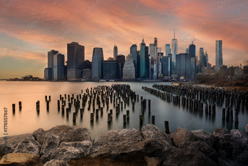 Naklejka premium Manhattan Skyline at dusk