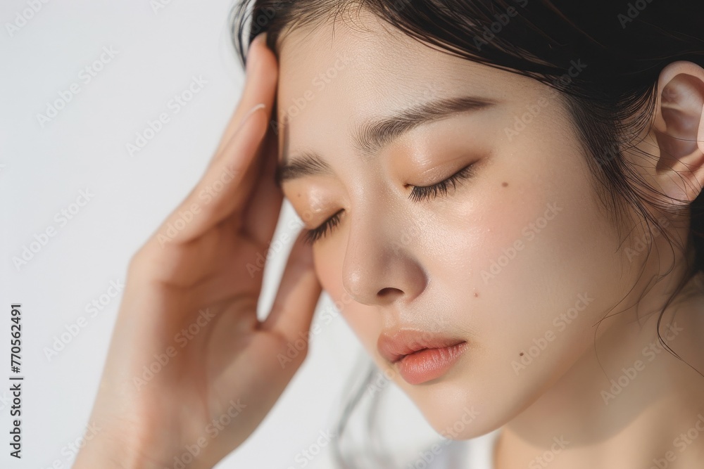 頭痛で体調が悪い女性(風邪・自律神経・五月病・体調不良) 頭痛で体調が悪い女性(風邪・自律神経・五月病・体調不良)