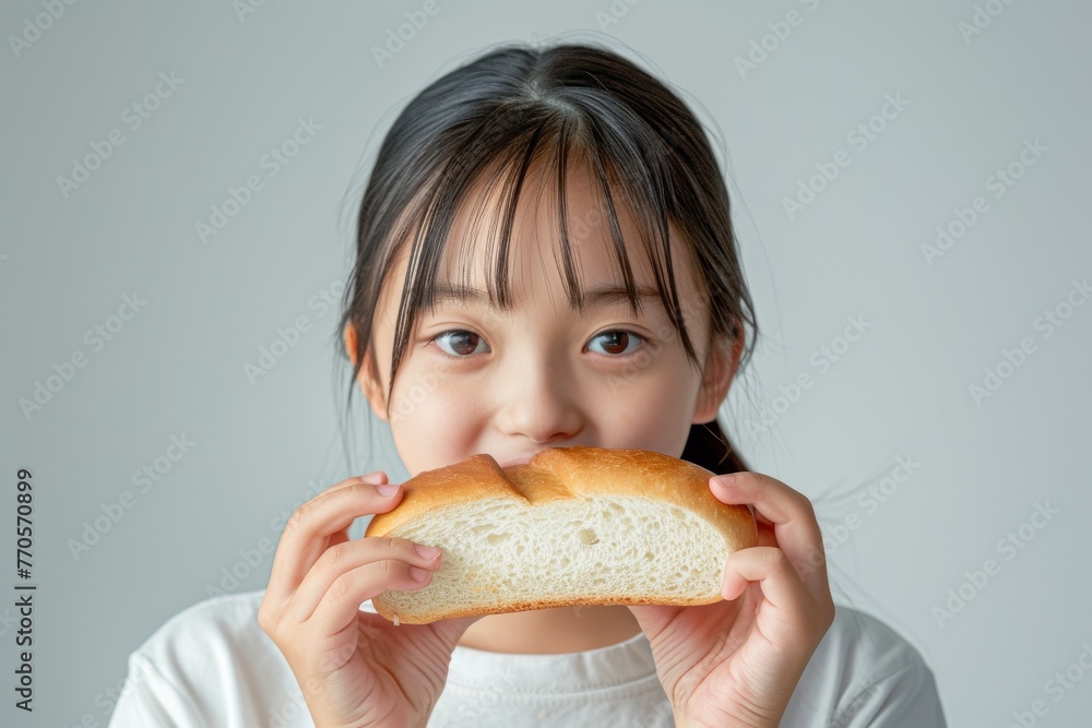 パンを食べる女の子（朝食・パン食・朝ごはん）