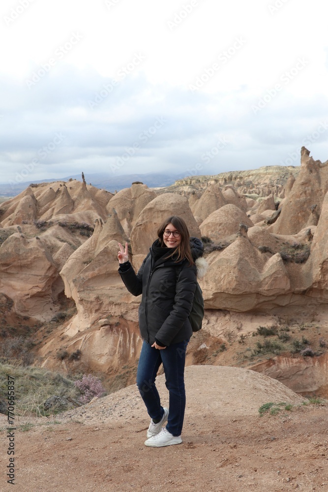 Jeune fille devant la vallée de Devrent - Cappadoce 