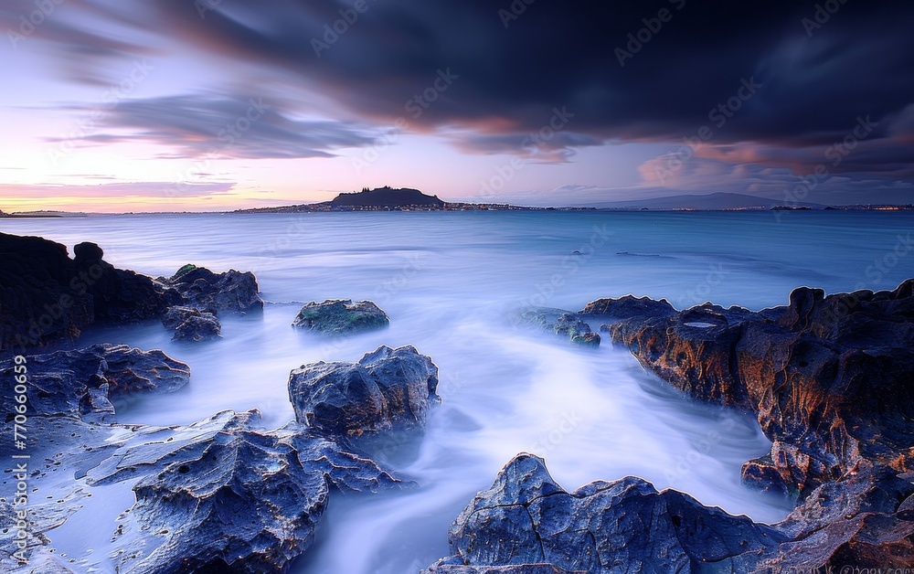 Fototapeta premium The ocean is calm and the sky is cloudy