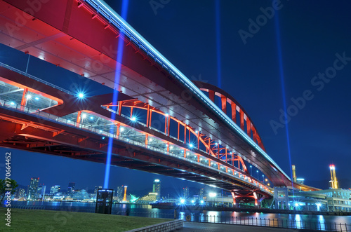 ライトアップされた神戸大橋とポートライナーの光跡 © onosan