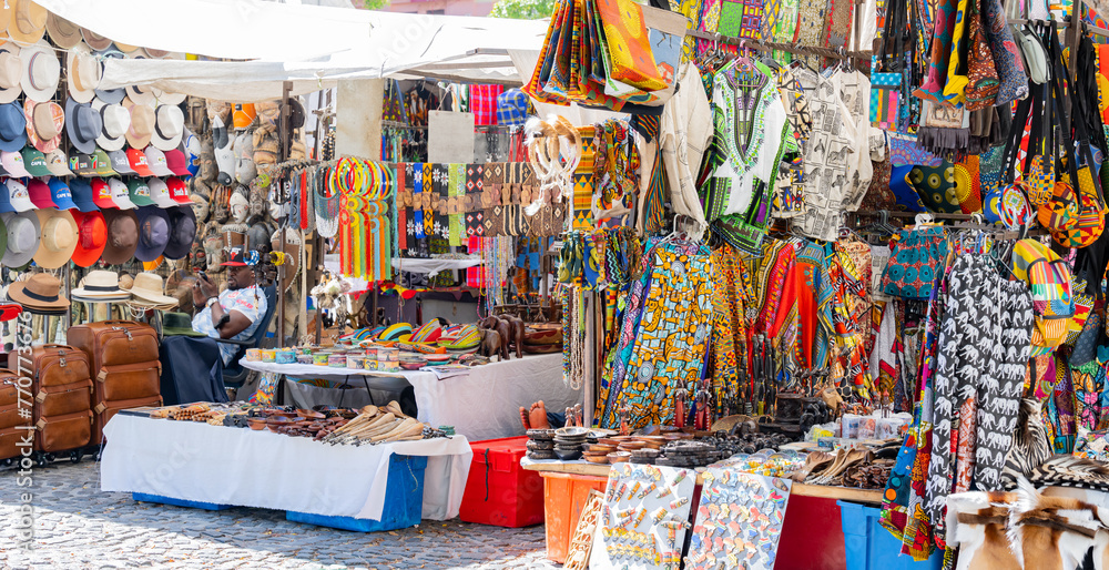 Fototapeta premium Bunter Marktstand mit Afrikanische Mode Accessoire auf einem Markt in Kapstadt Süd Afrika