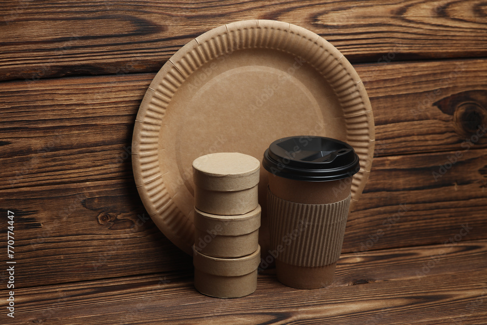 Disposable eco consumables for cafe and delivery on wooden background - obrazy, fototapety, plakaty 