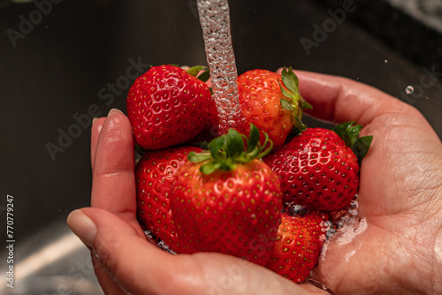 Erdbeeren mit Wasser waschen