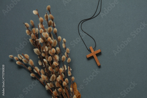 Tableau sur toile Willow twigs and Christian cross on a string, dar k gray background