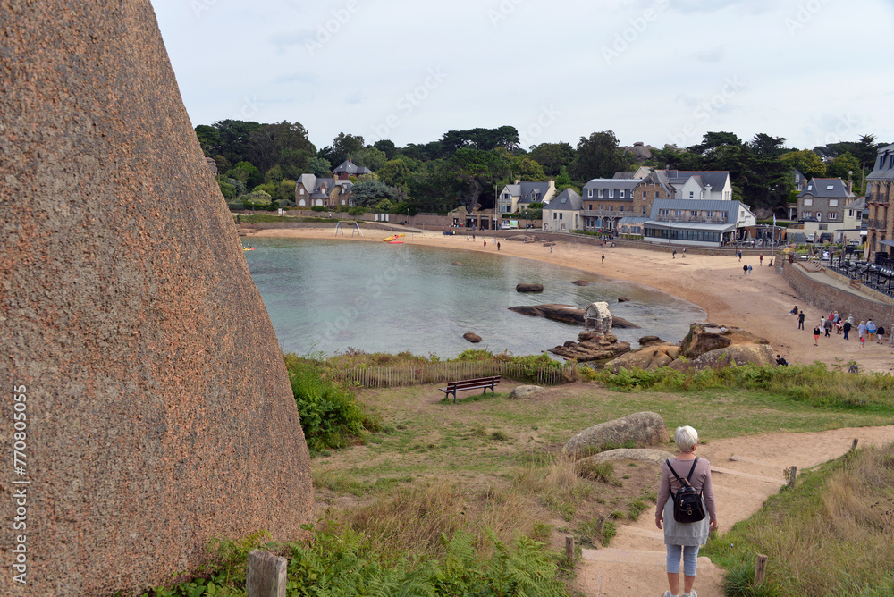 Frau wandert in die Bucht von Saint Guirec