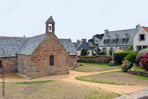 Kapelle und Steinkreuz in St. Guirec an der Cote Granit Rose, Bretagne
