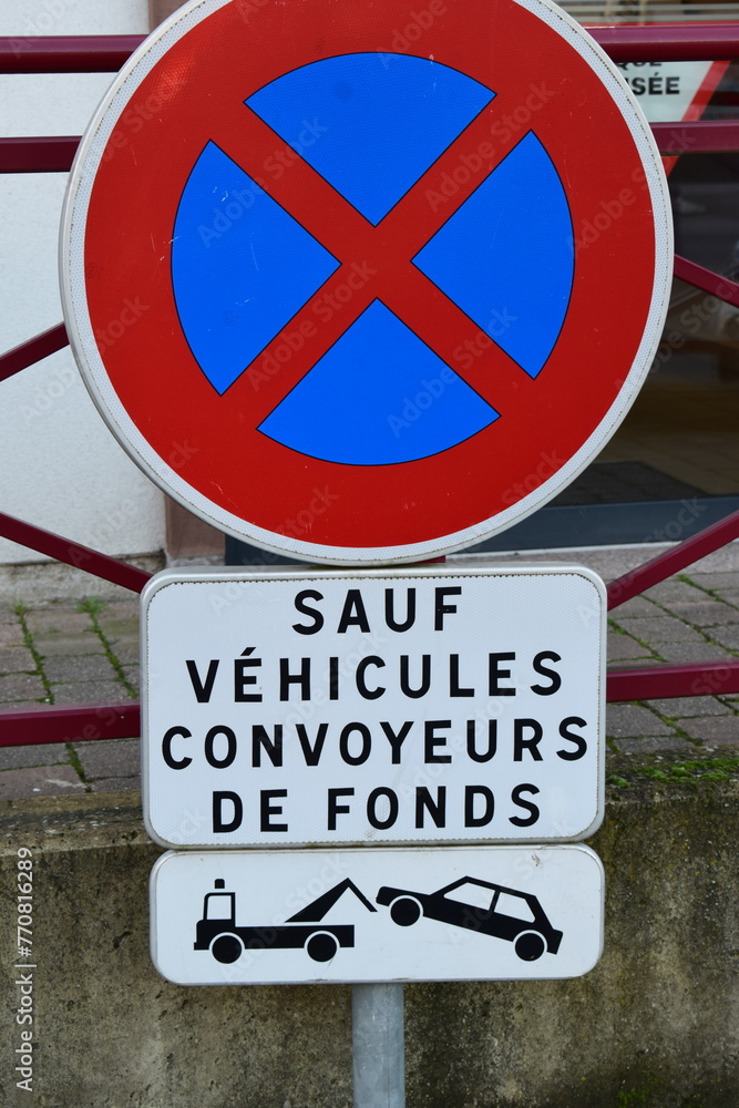 no parking except while using the ATM, sign in France no parking except while using the ATM, sign in France