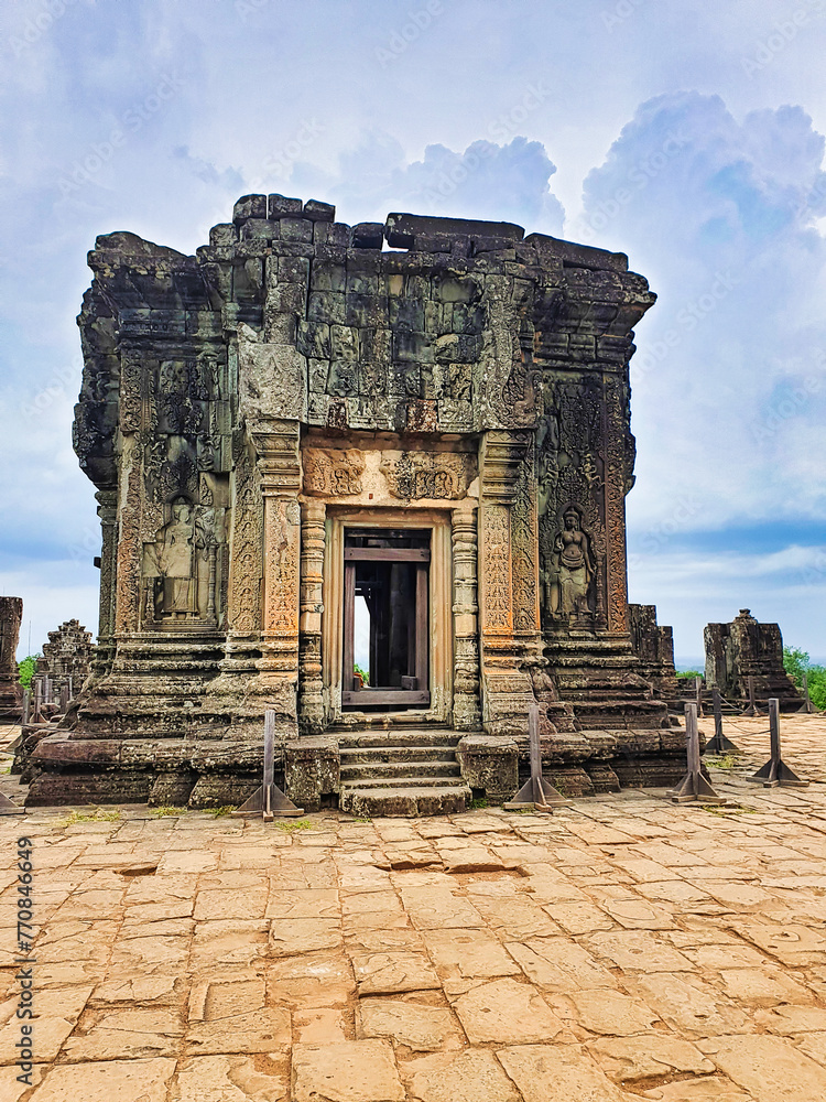 Naklejka premium Phnom Bakheng - 9th century hilltop Hindu temple complex built by Khmer King Yasovarman at Siem Reap, Cambodia, Asia