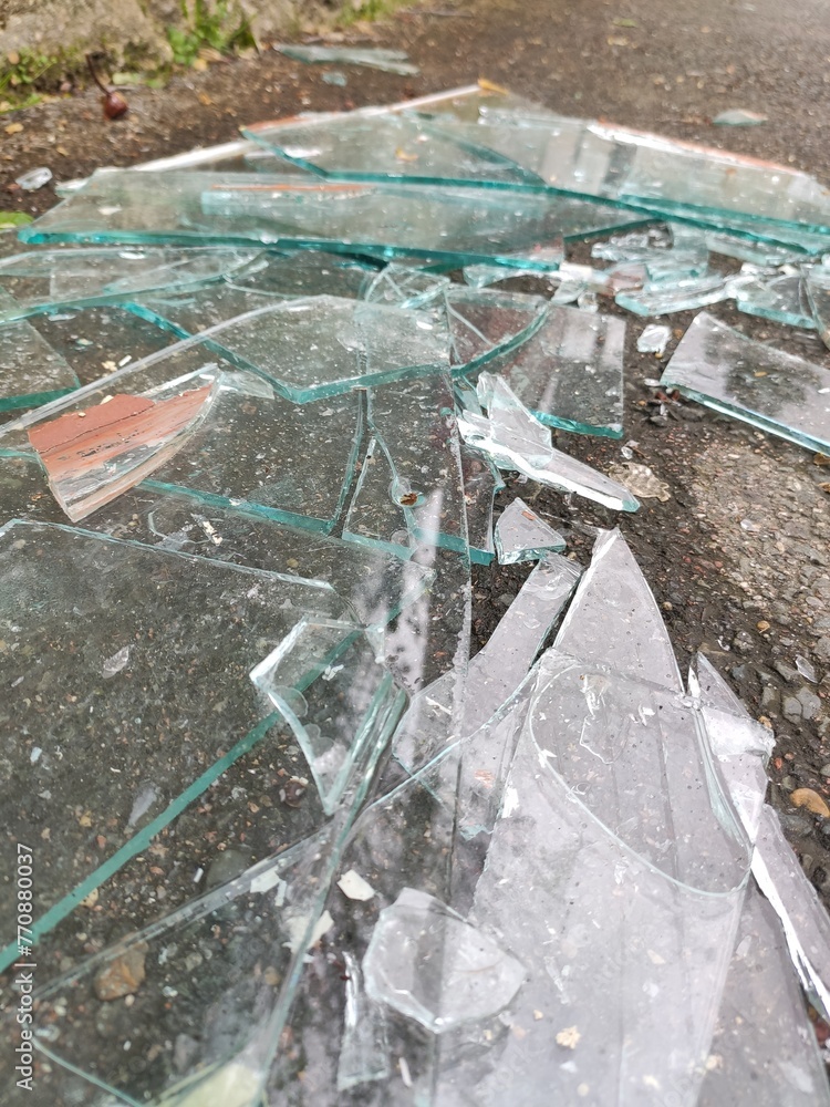 Gros plan de casse de verre ou de vitrine, abandon, dégradation de matériel, beauté en verre