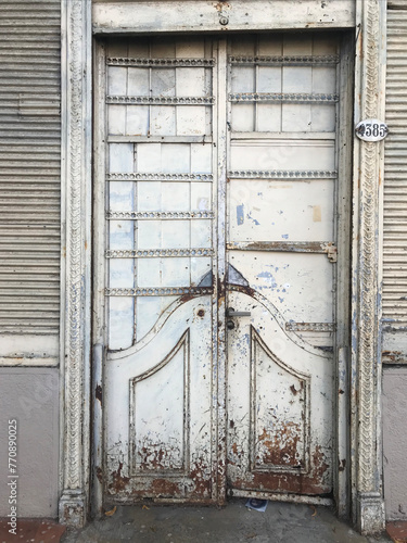 Antigua puerta de chapa de una vivienda photo