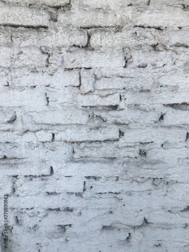 Detalle de una pared de ladrillos pintada de blanco