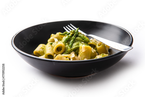 Rigatoni con salsa di asparagi selvatici, piatto di pasta vegetariana isolato su fondo bianco, cibo italiano  photo