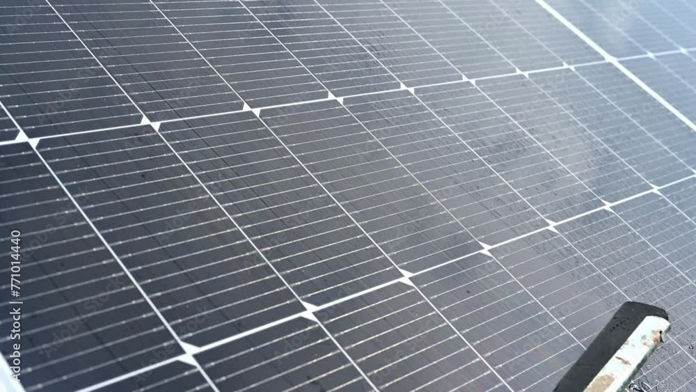Reinigung eines Solarmoduls für bessere Effizienz der Anlage Reinigung eines Solarmoduls für bessere Effizienz der Anlage
