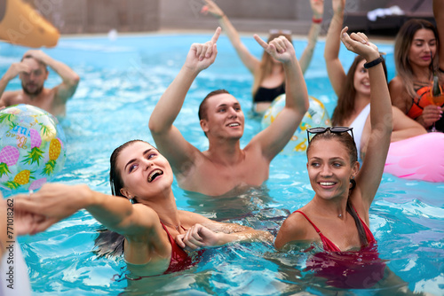 Foto Friends have night pool party in a private villa swimming pool