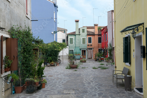 Venedig, Burano, Straßenszene mit bunten Häusern