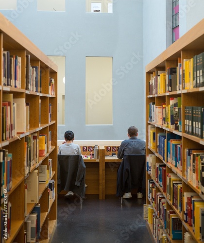 Lesesaal - zwei Studenten lernen in der Bibliothek