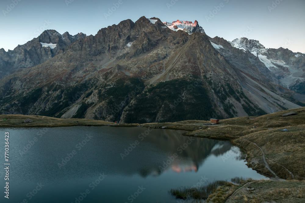 Premiers rayons du lever du soleil sur le Massif de la Meije au Lac du Pontet à Villar-d'Arène en été , Massif de l' Oisans , Hautes Alpes , France