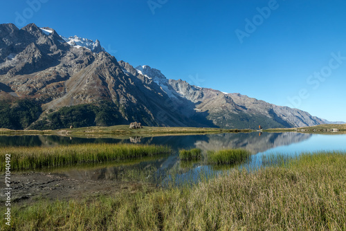 Massif de la Meije au Lac du Pontet à Villar-d'Arène en été , Massif de l' Oisans , Hautes Alpes , France