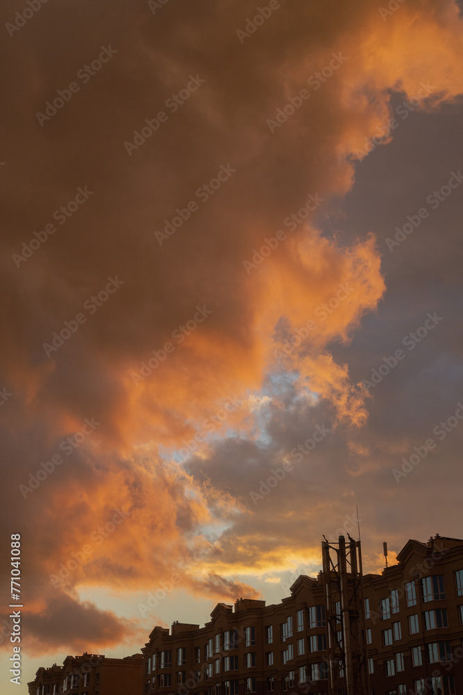 Obraz premium Kyiv, Ukraine. March 29, 2024. In the afternoon, the first thunderstorm of the year thundered. it was raining and there was lightning. then there was an incredible orange-red sunset