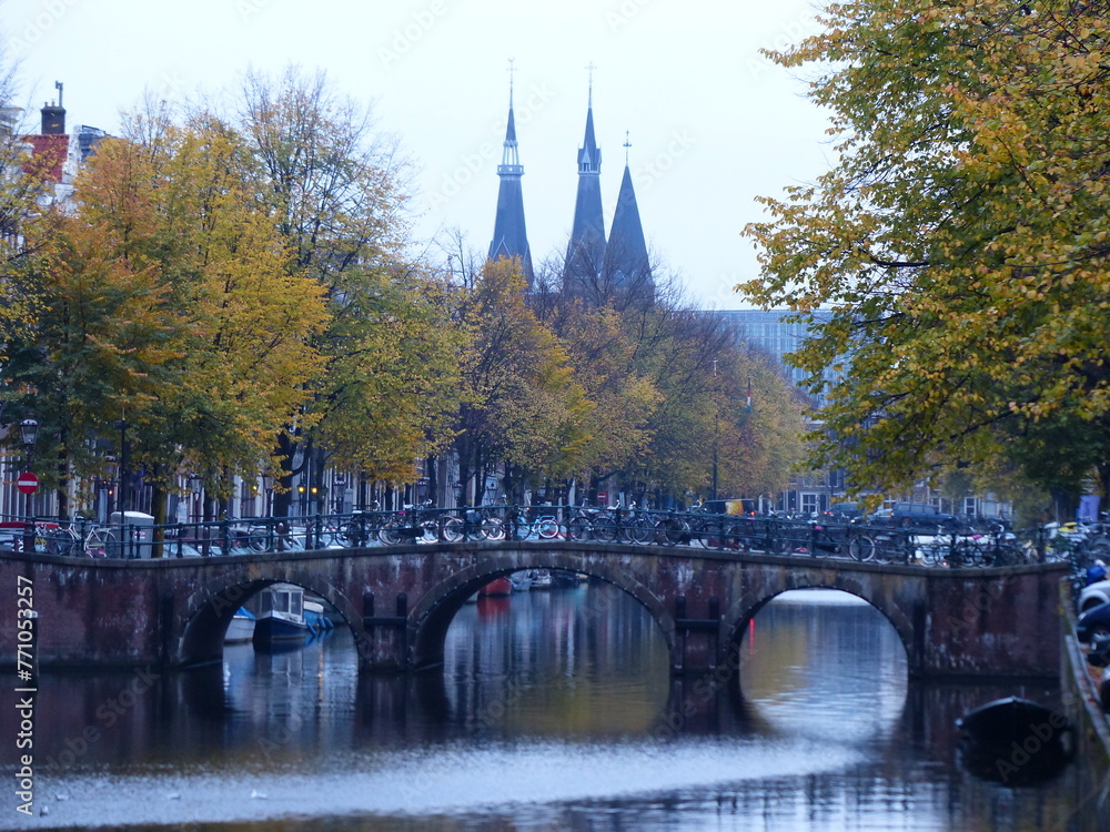 Canaux Amsterdam pont église automne