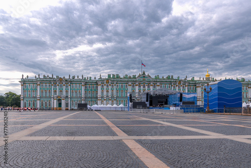 die Ermitage in Sankt Petersburg ist eines der größten und bedeutendsten Kunstmuseen der Welt. Auch der Gebäudekomplex, der das Museum beherbergt und zu dem der berühmte Winterpalast gehört photo