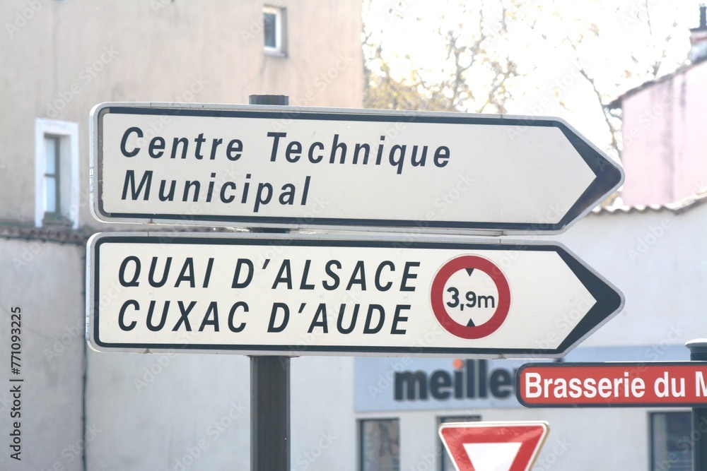 Panneaux de signalisation, directions : centre technique municipal, quai d'Alsace, Cuxac d'Aude, hauteur limitée.