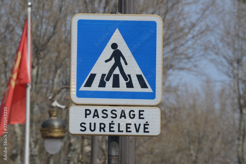 Panneau de signalisation : présence d'un passage protégé, surélevé, pour piétons. Panneau de signalisation : présence d'un passage protégé, surélevé, pour piétons.