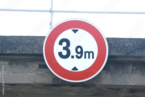 Panneau de signalisation : hauteur limitée à 3,9 mètres.