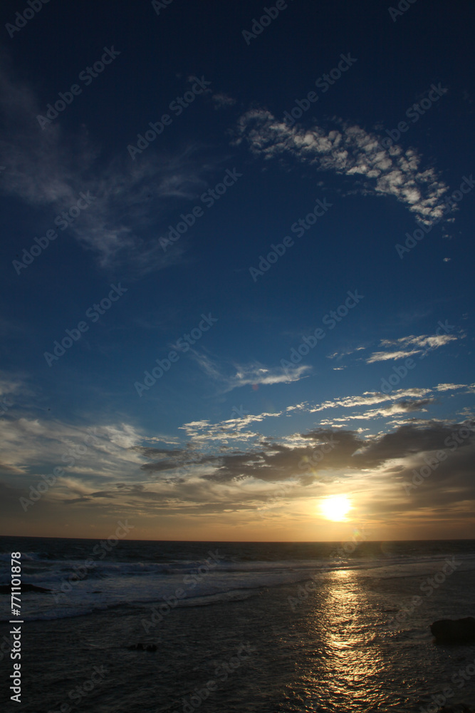 Obraz premium Breathtaking seascape sunset with beautiful sky hues 