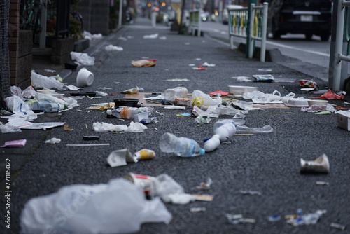 路上に散乱したゴミ
