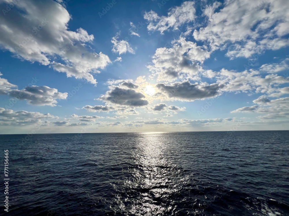Obraz premium 太平洋上の水平線と雲