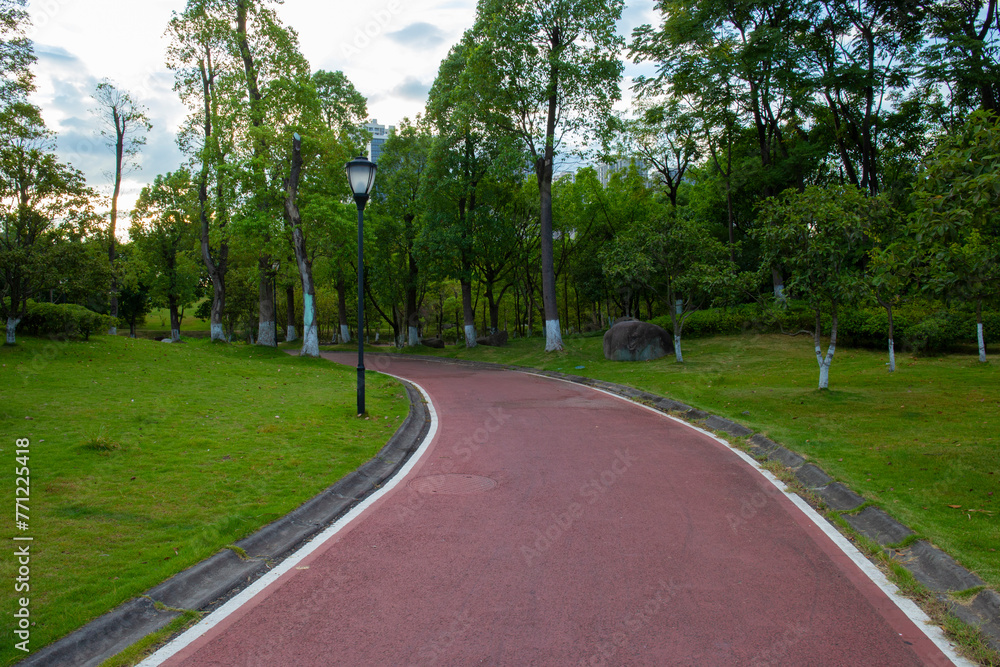 Under the clear sky, the parks in the city are lush with green grass and very quiet Under the clear sky, the parks in the city are lush with green grass and very quiet
