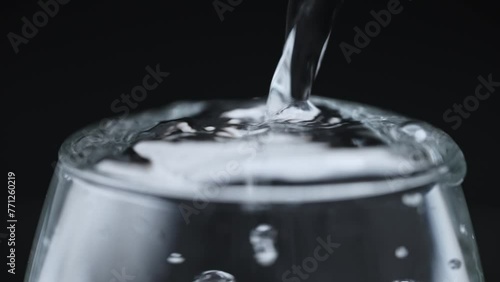 
3月27日 14:33
フルHD240pスーパースロー映像：コップに注いだ水が溢れる様子