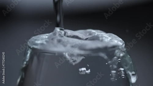 
3月27日 14:33
フルHD240pスーパースロー映像：コップに注いだ水が溢れる様子