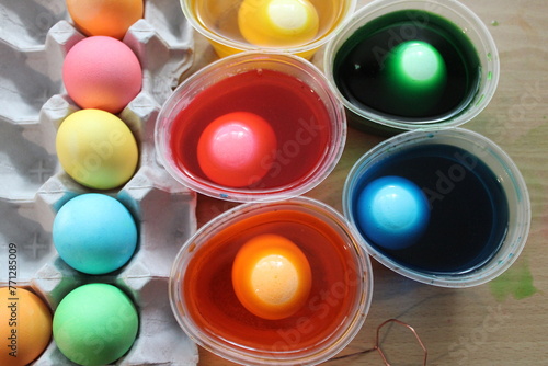 Coloring eggs in dye cups © Chiara Sakuwa