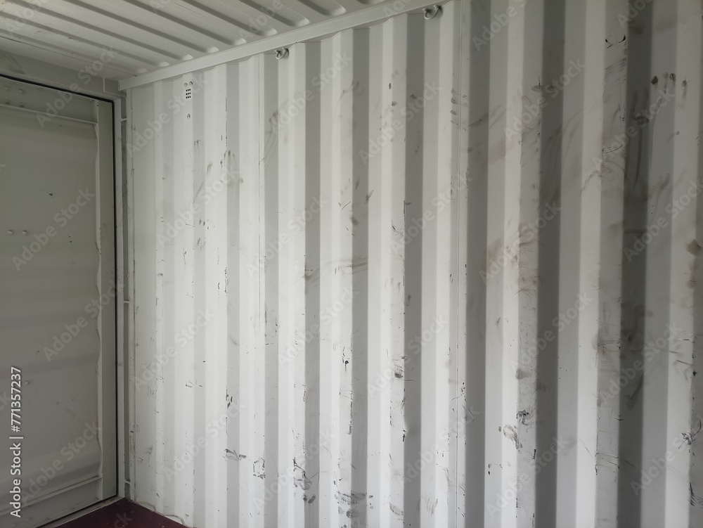 Container trucks, also called container trucks, are container transport vehicles consisting of a towing vehicle and an attached carriage on which the container is placed. Container trucks, also called container trucks, are container transport vehicles consisting of a towing vehicle and an attached carriage on which the container is placed.