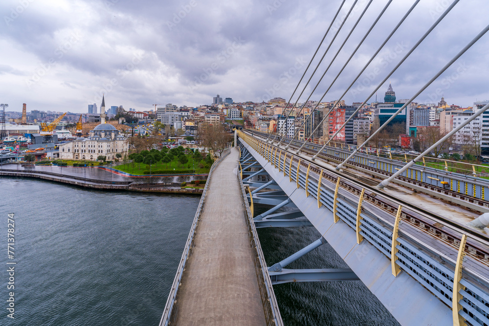 Obraz premium Metro Bridge view over Golden Horn in Istanbul