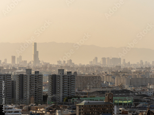 黄砂に覆われる大阪の都市景観