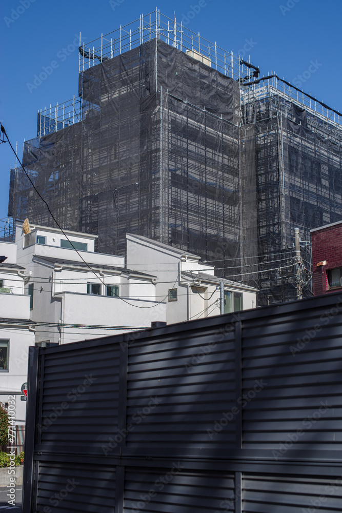 Fototapeta premium 東京の赤坂6丁目の足場の組まれた建物