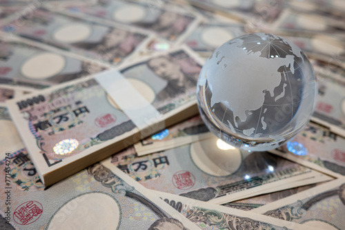 大量の一万円札とガラスの地球儀　10,000 yen bills and a glass globe photo