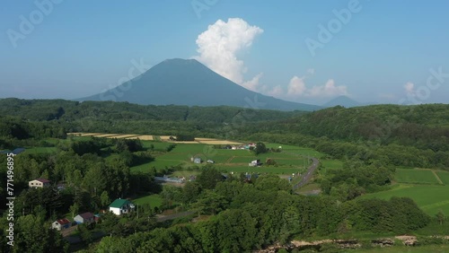 羊蹄山の景色を見ながら前に移動するドローン_001