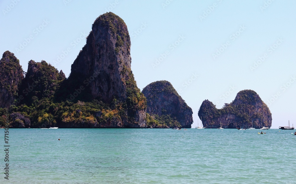 Naklejka premium Tranquil seascape with majestic cliffs in the background. Thailand, Railay Beach.